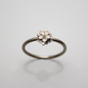 Dahlia small 18ct. white Gold Ring