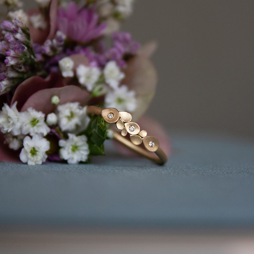 Dahlia Classic 18ct. Gold Ring with Diamonds