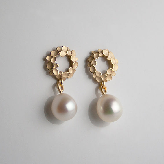 Floral wreath 18ct. Gold small drop Earrings with freshwater Pearls