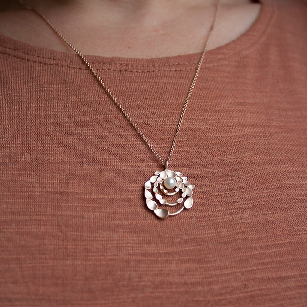 Floral Orbit 18ct. Rose Gold Necklace with Freshwater Pearl